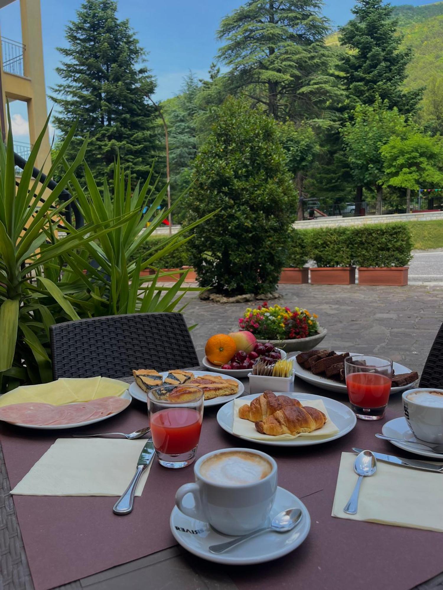 Hotel Ristorante Montenerone Apecchio Dış mekan fotoğraf