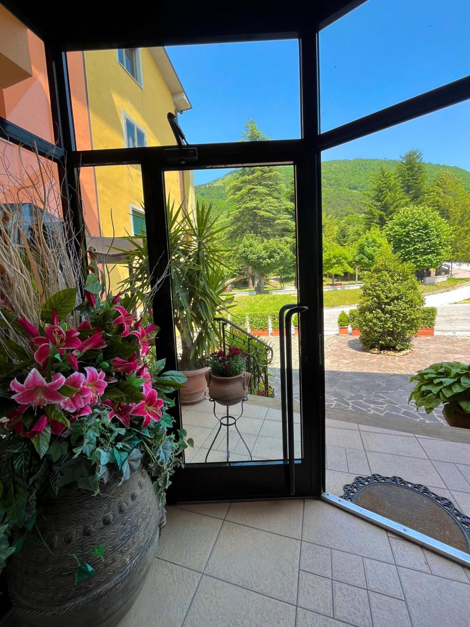 Hotel Ristorante Montenerone Apecchio Dış mekan fotoğraf
