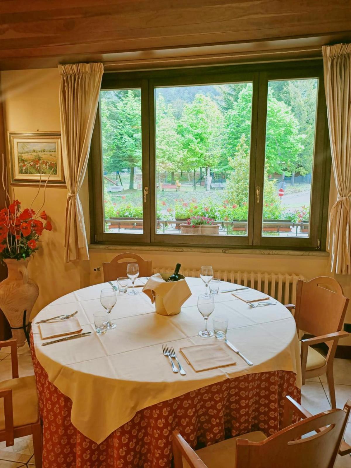 Hotel Ristorante Montenerone Apecchio Dış mekan fotoğraf